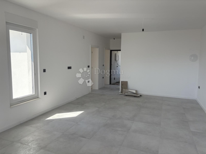 Novogradnja - apartman u prizemlju s okućnicom