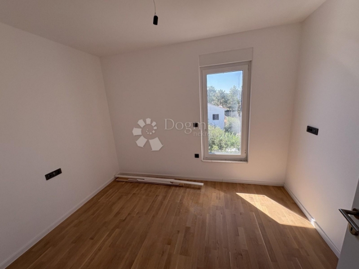 Novogradnja - apartman u prizemlju s okućnicom