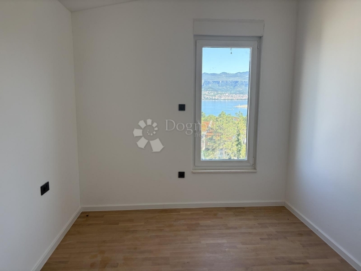 Novogradnja - apartman u prizemlju s okućnicom