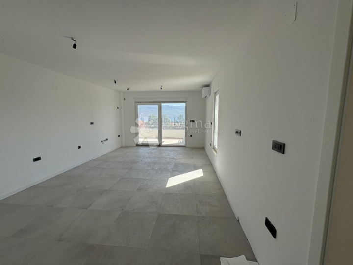 Novogradnja - apartman u prizemlju s okućnicom