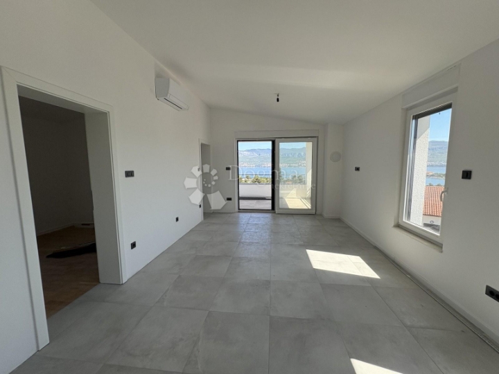 Novogradnja - apartman u prizemlju s okućnicom