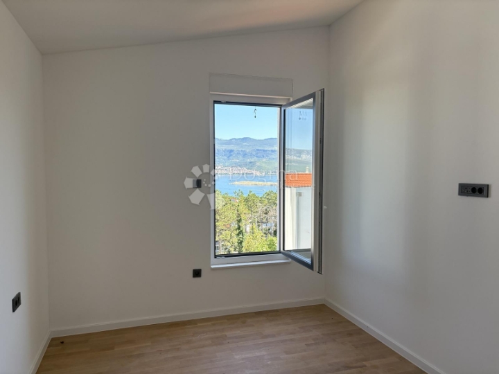 Novogradnja - apartman u prizemlju s okućnicom