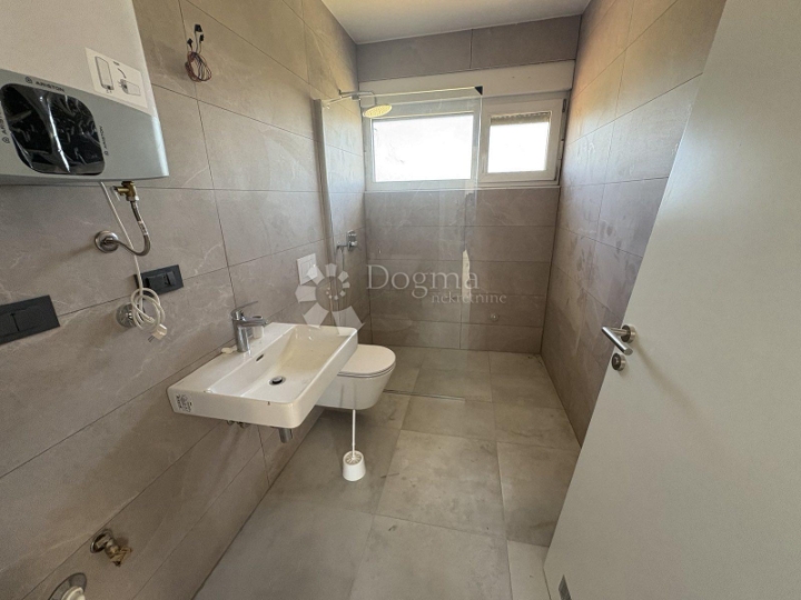 Novogradnja - apartman u prizemlju s okućnicom