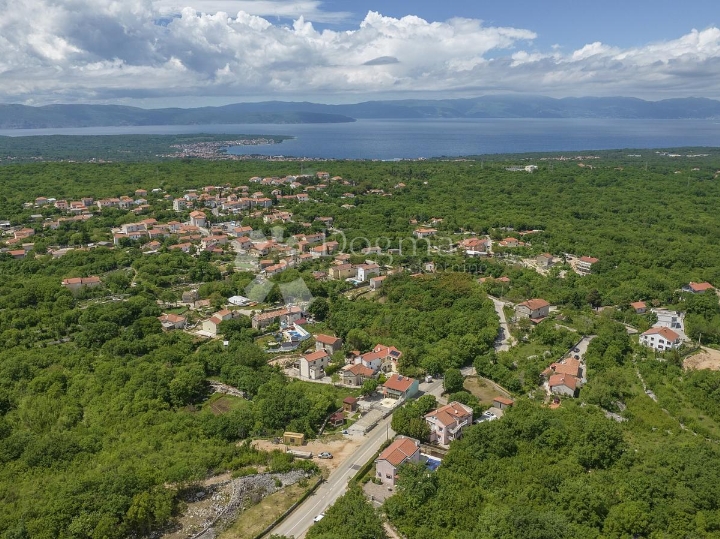 Građevinsko zemljište u okruženju vila s bazenom