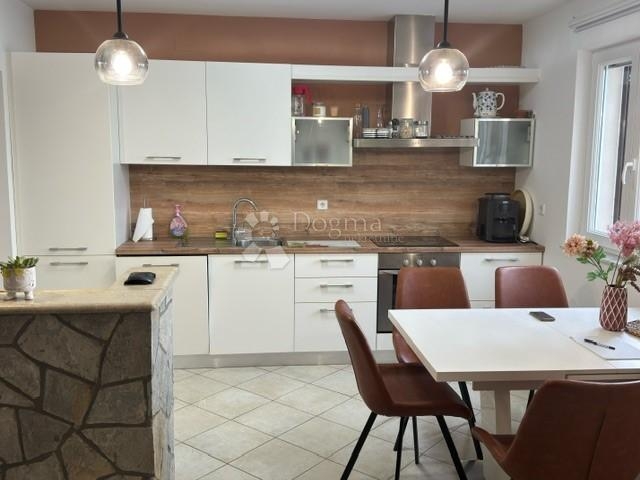 Pinezići - apartman s pogledom na more