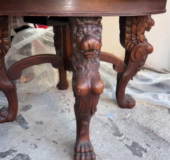 Unikatan drveni stol "lavlje noge"