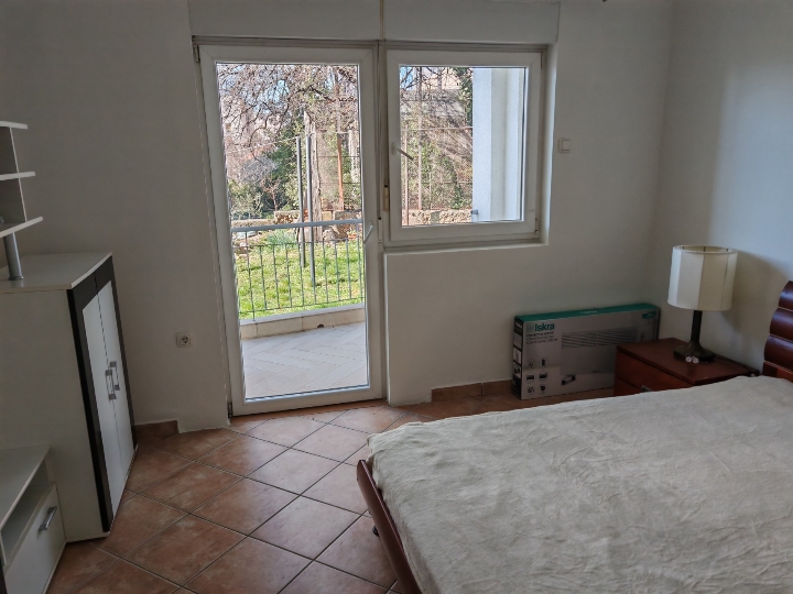 Dvosobni stan s okućnicom Pećine