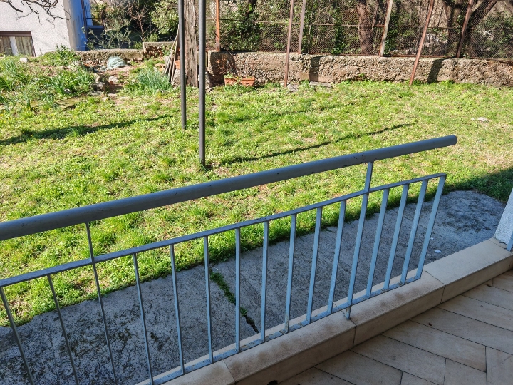 Dvosobni stan s okućnicom Pećine