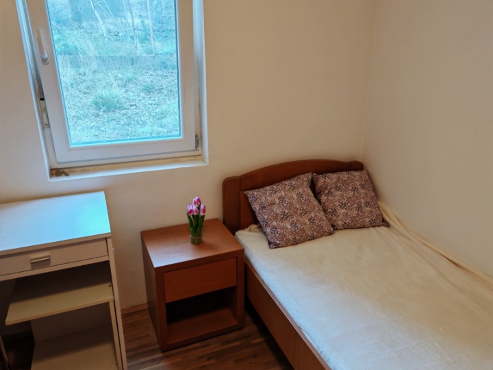 Stan na Pećinama s okućnicom