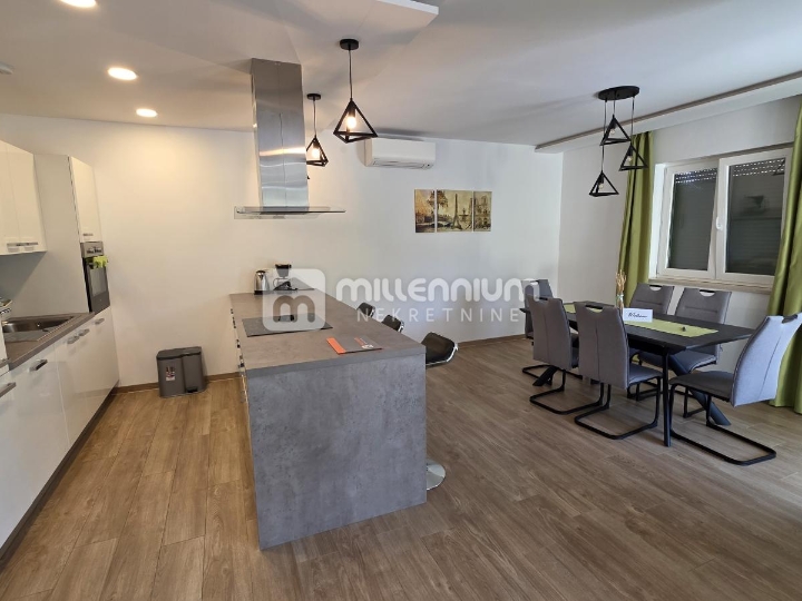 Kostrena, 118m2, 3S+DB s balkonom i terasom