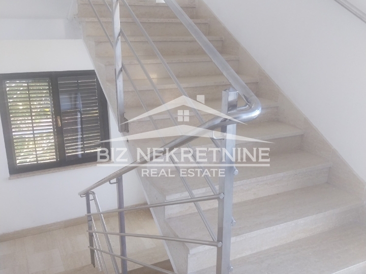 Pehlin - stan 120 m2 +150 m2 potkrovlja