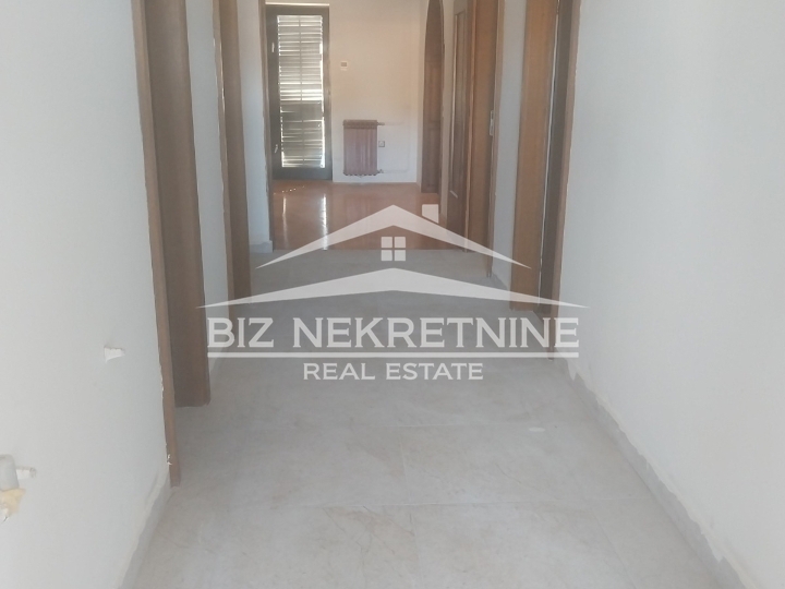 Pehlin - stan 120 m2 +150 m2 potkrovlja
