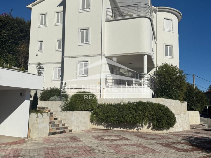 Opatija, Ičići, 4S+DB, 180m2, u ekskluzivnoj villi, 100m od mora