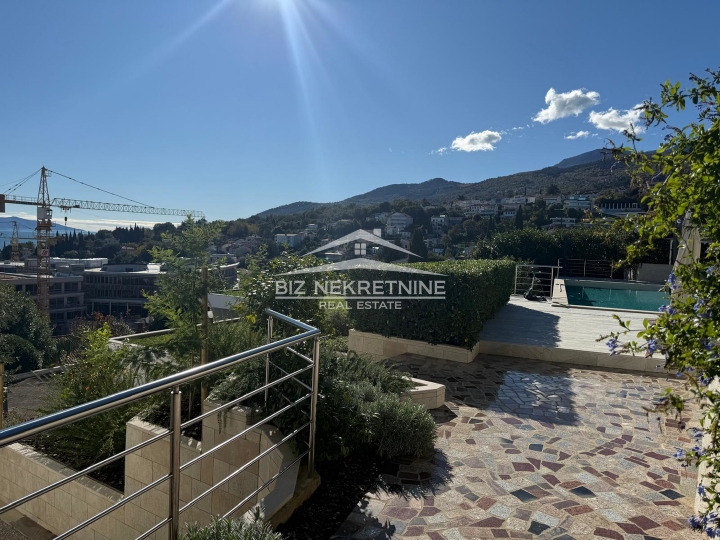 Opatija, Ičići, 4S+DB, 180m2, u ekskluzivnoj villi, 100m od mora