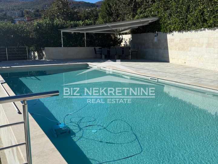 Opatija, Ičići, 4S+DB, 180m2, u ekskluzivnoj villi, 100m od mora