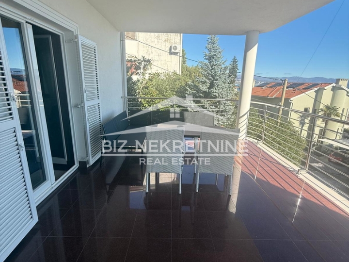 Opatija, Ičići, 4S+DB, 180m2, u ekskluzivnoj villi, 100m od mora