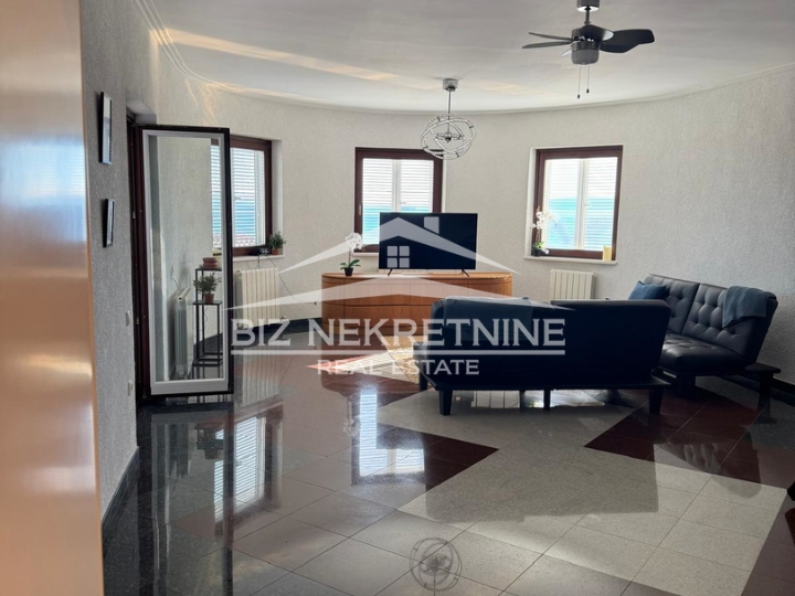 Opatija, Ičići, 4S+DB, 180m2, u ekskluzivnoj villi, 100m od mora