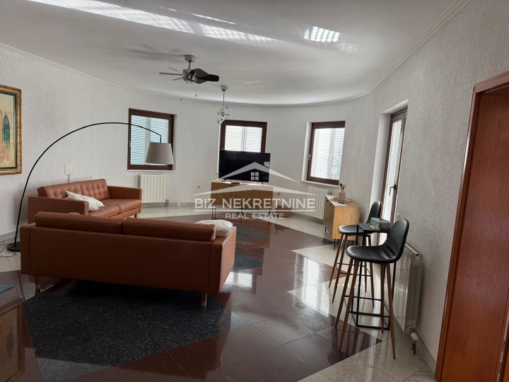 Opatija, Ičići, 4S+DB, 180m2, u ekskluzivnoj villi, 100m od mora