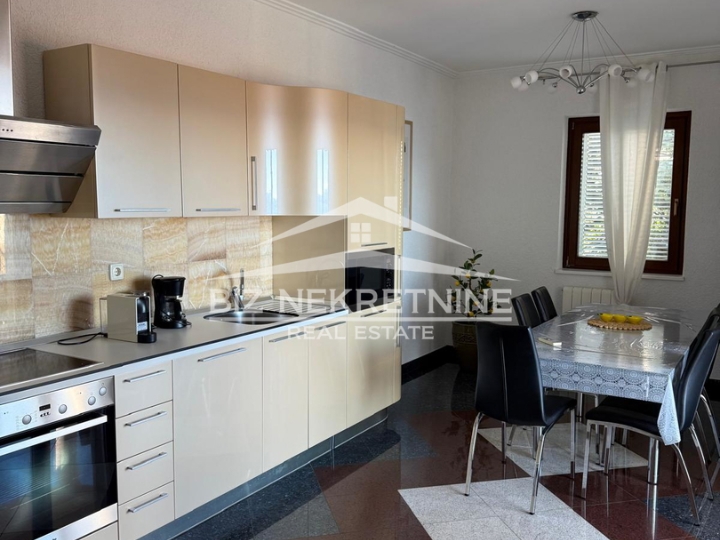 Opatija, Ičići, 4S+DB, 180m2, u ekskluzivnoj villi, 100m od mora