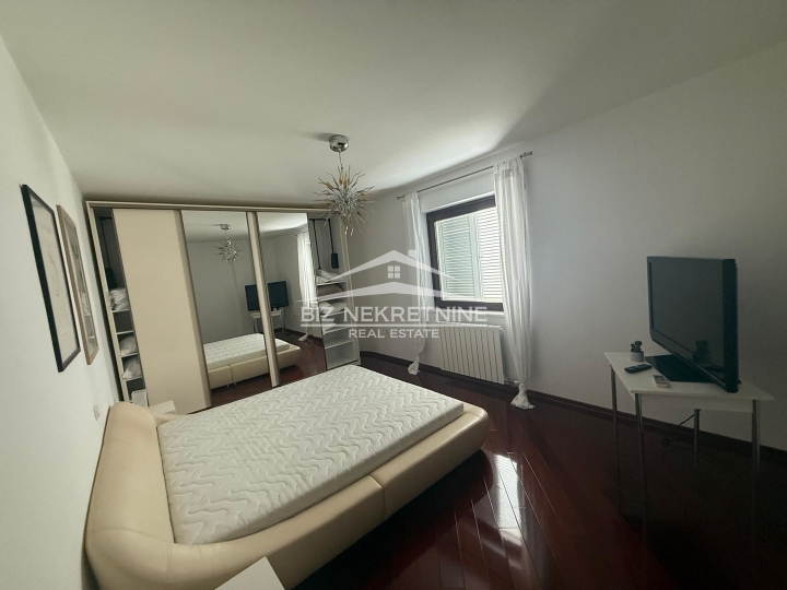 Opatija, Ičići, 4S+DB, 180m2, u ekskluzivnoj villi, 100m od mora