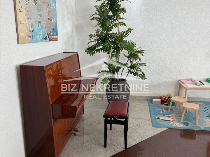 Opatija, Ičići, 4S+DB, 180m2, u ekskluzivnoj villi, 100m od mora