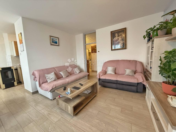 Hitno! Krasan obiteljski stan na 2. katu - samo kod nas