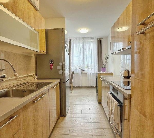 Hitno! Krasan obiteljski stan na 2. katu - samo kod nas