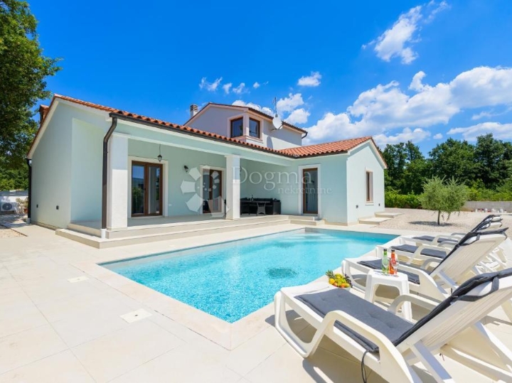 Svetvinčenat - unikatna vila s bazenom i 3 spavaće sobe