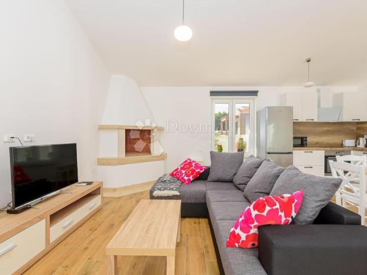 Svetvinčenat - unikatna vila s bazenom i 3 spavaće sobe