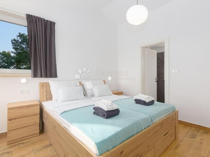 Svetvinčenat - unikatna vila s bazenom i 3 spavaće sobe