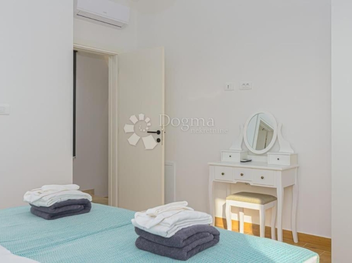 Svetvinčenat - unikatna vila s bazenom i 3 spavaće sobe