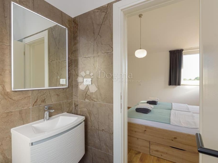 Svetvinčenat - unikatna vila s bazenom i 3 spavaće sobe