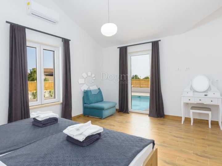 Svetvinčenat - unikatna vila s bazenom i 3 spavaće sobe