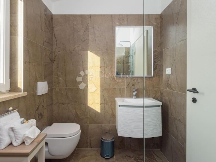 Svetvinčenat - unikatna vila s bazenom i 3 spavaće sobe