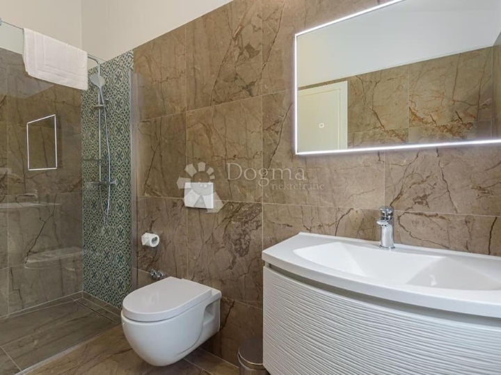 Svetvinčenat - unikatna vila s bazenom i 3 spavaće sobe