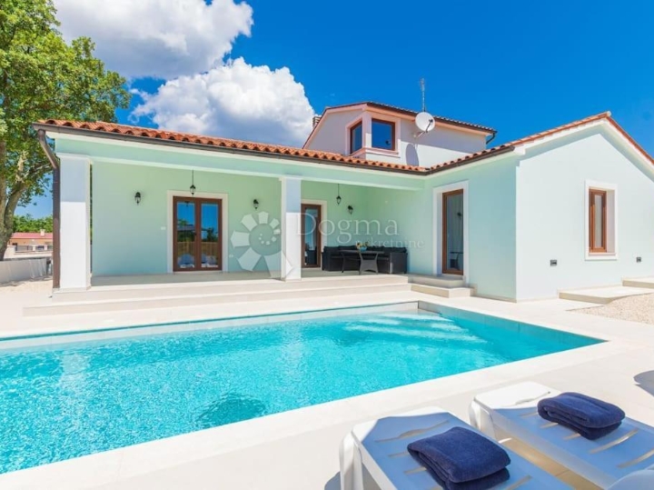 Svetvinčenat - unikatna vila s bazenom i 3 spavaće sobe