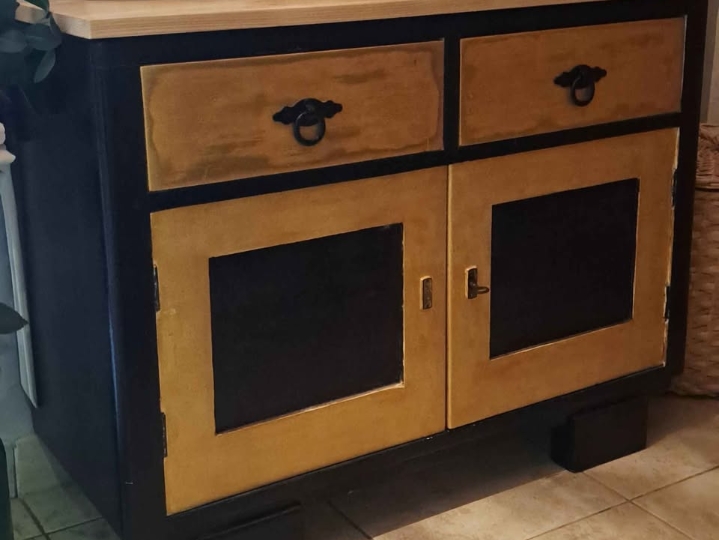 Stara komodica i ogledalo 