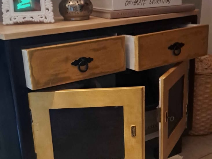 Stara komodica i ogledalo 