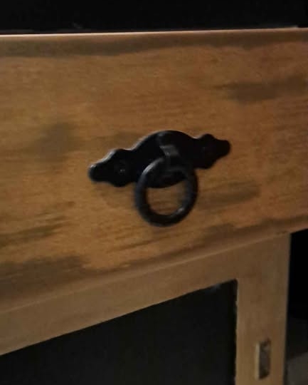 Stara komodica i ogledalo 