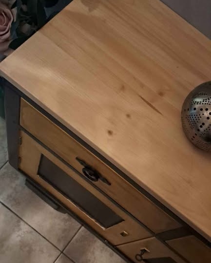 Stara komodica i ogledalo 