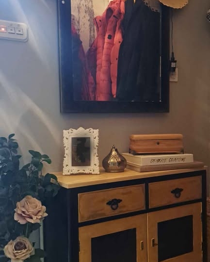 Stara komodica i ogledalo 