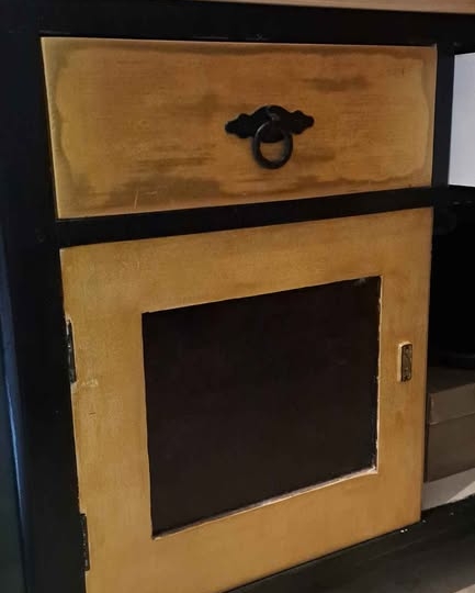 Stara komodica i ogledalo 