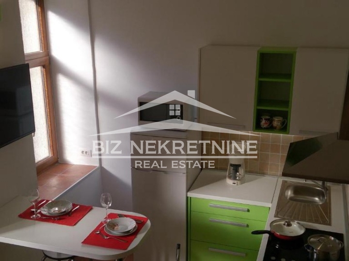 Centar - mini garsonijera s galerijom, 19 m2