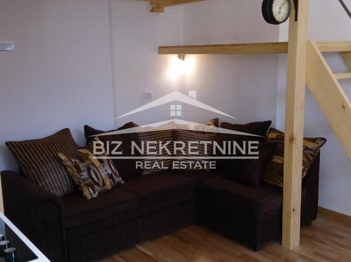 Centar - mini garsonijera s galerijom, 19 m2