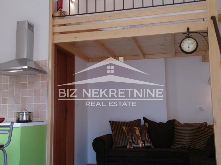 Centar - mini garsonijera s galerijom, 19 m2