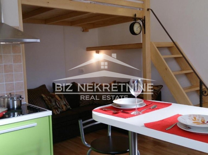 Centar - mini garsonijera s galerijom, 19 m2