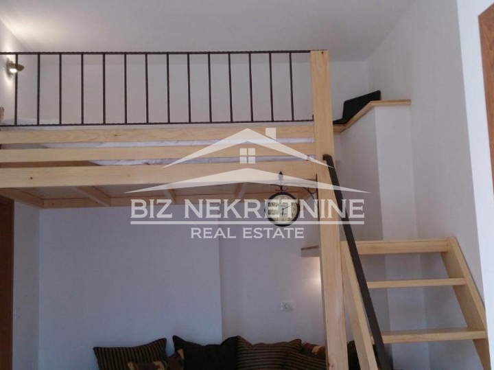 Centar - mini garsonijera s galerijom, 19 m2