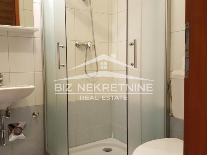 Centar - mini garsonijera s galerijom, 19 m2