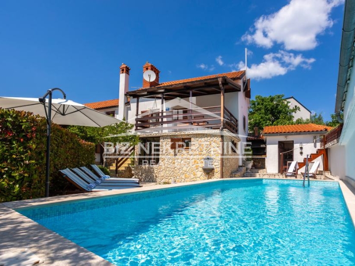 KRK - Risika - kuća sa 2 stana i grijanim bazenom
