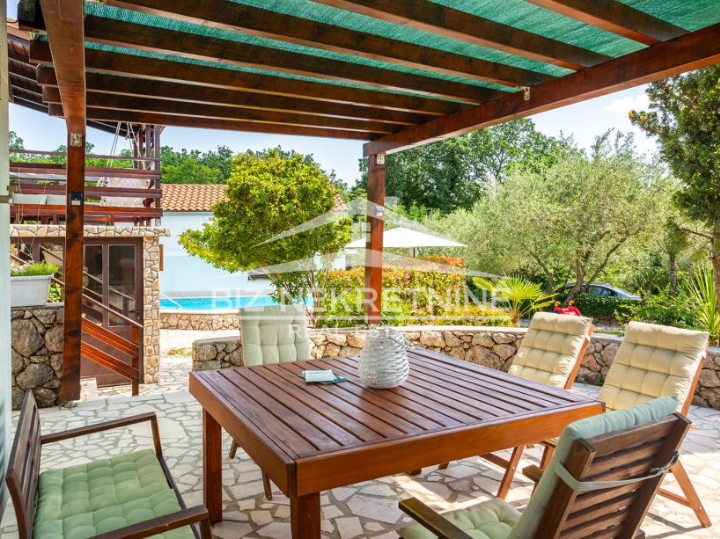 KRK - Risika - kuća sa 2 stana i grijanim bazenom